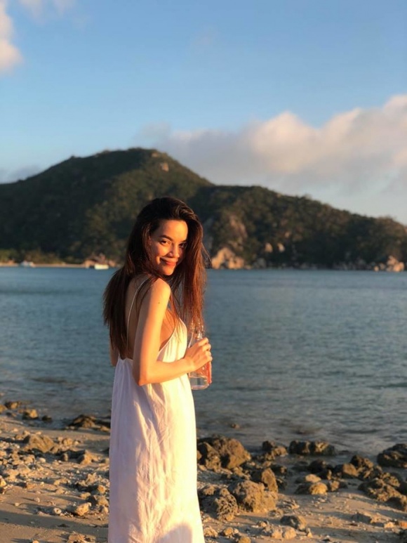 Trên trang cá nhân, nữ ca sĩ khoe mình đang đi chơi ở Nha Trang.