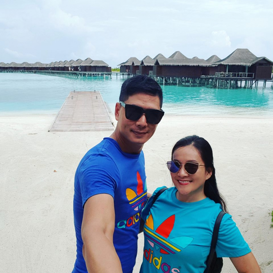 Trên trang cá nhân mới đây của mình, bà xã Bình Minh bất ngờ chia sẻ một số hình ảnh ngọt ngào của vợ chồng cô tại thiên đường Maldives nhân dịp kỷ niệm 10 năm kết hôn (15/4/2008 - 15/4/2018).