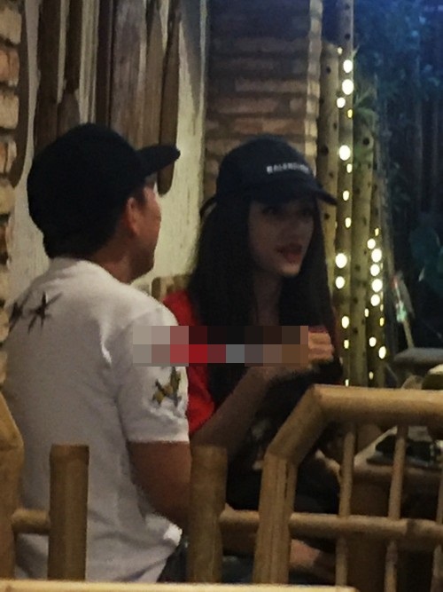 Cặp đôi nghệ sĩ Trường Giang và Hương Giang Idol đã khiến các cộng đồng mạng xôn xao khi bị bắt gặp đi ăn tối cùng nhau khá thân mật. Sau khi tham gia nhiều buổi ghi hình tại Hà Nội, Hoa hậu Hương Giang trở lại TP.HCM chiều muộn ngày 14/4 và nhanh chóng di chuyển đến một quán ăn để dùng bữa tối.