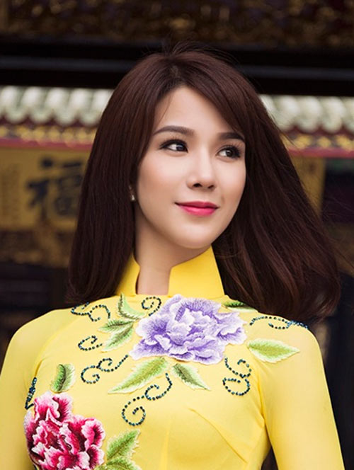 Sau hai năm hẹn hò với bạn trai kém tuổi, một nguồn tin thân cận của Diệp Lâm Anh vừa tiết lộ rằng, nữ ca sĩ sẽ kết hôn với bạn trai vào đầu tháng 5 tới đây. Trước thông tin trên, phía đại diện người đẹp sinh năm 1989 đã lên tiếng xác nhận và cho biết hôn lễ sẽ được cử hành vào ngày 5/5 tại một khách sạn 5 sao ở TP.HCM.