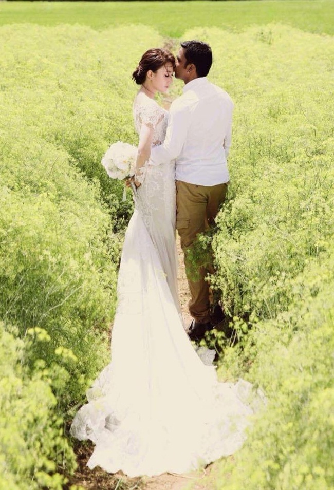 Nguyệt Ánh bất ngờ đăng tải hình ảnh cưới của cô và ông xã người Ấn Độ. Theo đó, trong khi nữ diễn viên 