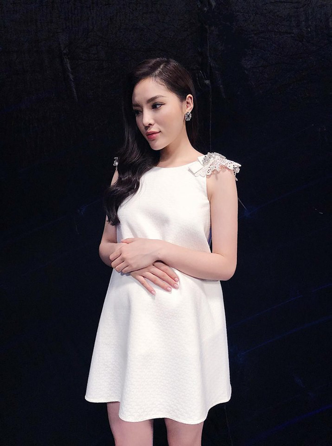 Chiều 26/4 vừa qua, Hoa hậu Việt Nam 2014 Nguyễn Cao Kỳ Duyên bất ngờ đăng tải hình ảnh lộ bụng bầu to vượt mặt trên trang cá nhân. Không những vậy, người đẹp Nam Định còn hào hứng khoe rằng đây là thai kỳ ở tháng thứ 5.