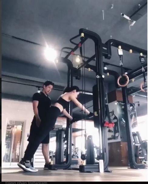 Chi Pu và Jin Ju Hyung bị đưa ra bằng chứng lén lút hẹn hò ở nước ngoài, mặc đồ đôi. Mới đây nhất, các fan đã phát hiện người đẹp sang Hàn Quốc để thăm 