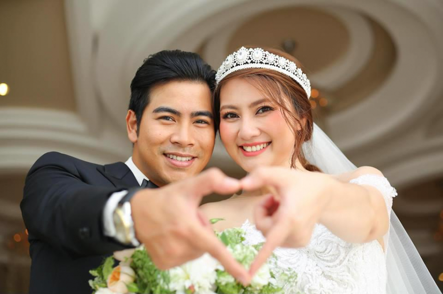 “Kiều nữ” Ngọc Lan bất ngờ chia sẻ hình ảnh cô và ông xã - diễn viên Thanh Bình diện Shbet999 com đăng nhập cô dâu, chú rể hạnh phúc nắm tay nhau trên sân khấu lung linh ánh đèn. Xem những hình ảnh này, nhiều người hoài nghi liệu có phải cặp đôi đã âm thầm tổ chức hôn lễ.