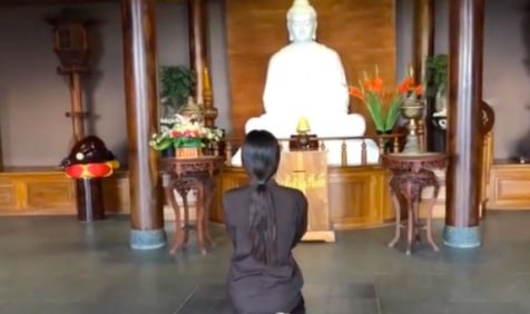 Nam Em chia sẻ đoạn clip ngắn, ghi lại hình ảnh cô lên chùa tịnh tâm kèm rất nhiều câu nói thể hiện triết lý về chuyện tình cảm. Cô viết, 