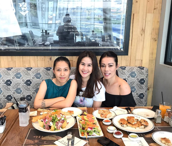 Thùy Trang (ngoài cùng bên trái) lên tiếng bảo vệ chồng