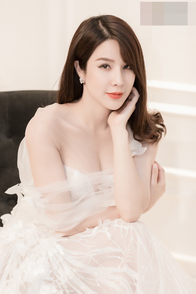 Diệp Lâm Anh vừa bị bắt gặp đi thử váy cưới khi ngày trọng đại đang đến gần kề.