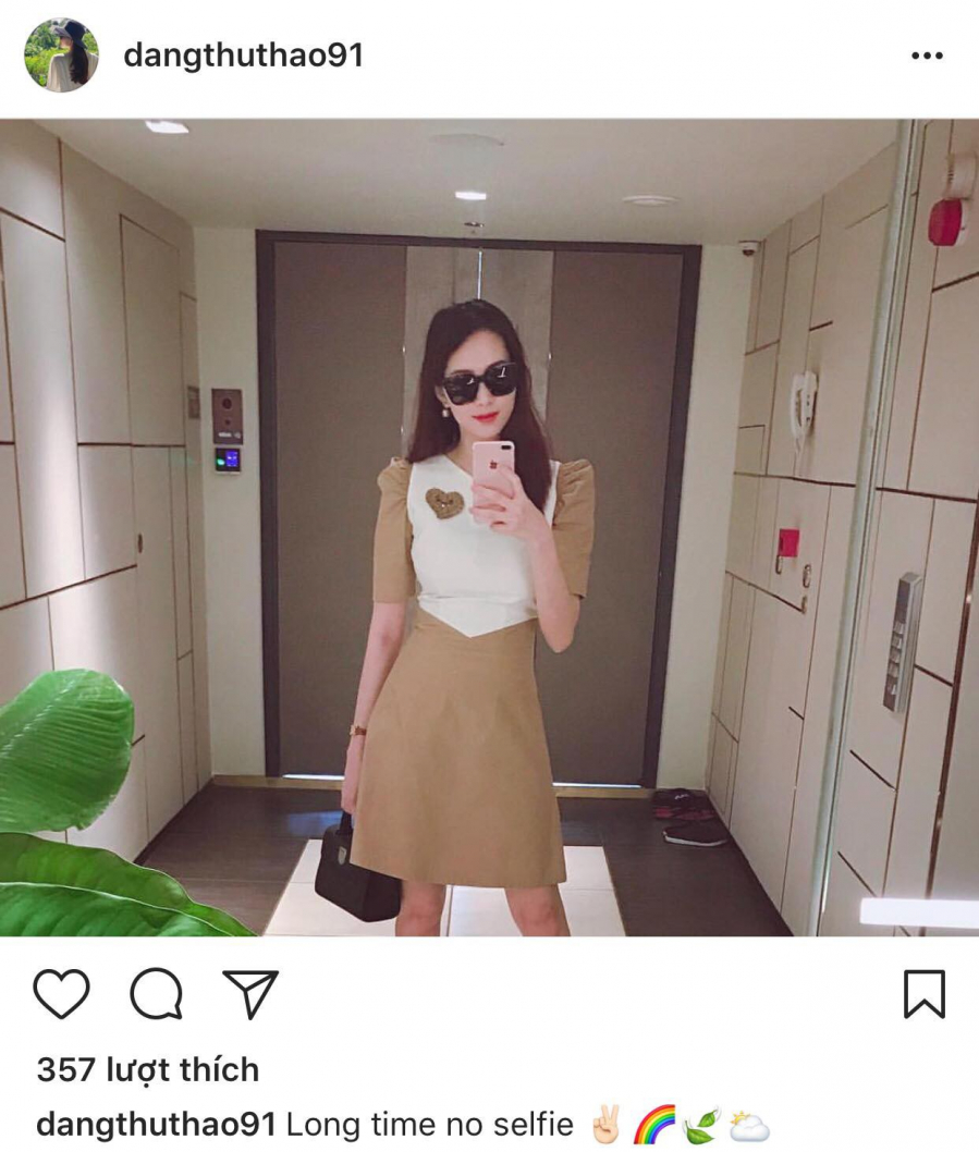 Trên trang Instagram cá nhân của mình, Đặng Thu Thảo bất ngờ chia sẻ hình ảnh selfie chụp toàn thân khá sang chảnh. Trong hình, Hoa hậu Việt Nam diện chiếc đầm chữ A xinh xắn, thiết kế đơn giản nhưng vô cùng quý phái, phối cùng mắt kính hàng hiệu trẻ trung. Chỉ hơn 1 tháng sau khi sinh em bé, Đặng Thu Thảo đã nhanh chóng lấy lại vóc dáng thon gọn như thời con gái.