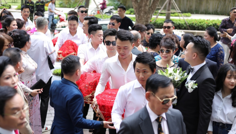 Dàn bê tráp của nhà trai đến nhà Diệp Lâm Anh. Quản lý của nữ ca sĩ đón tiếp khách mời nồng nhiệt.