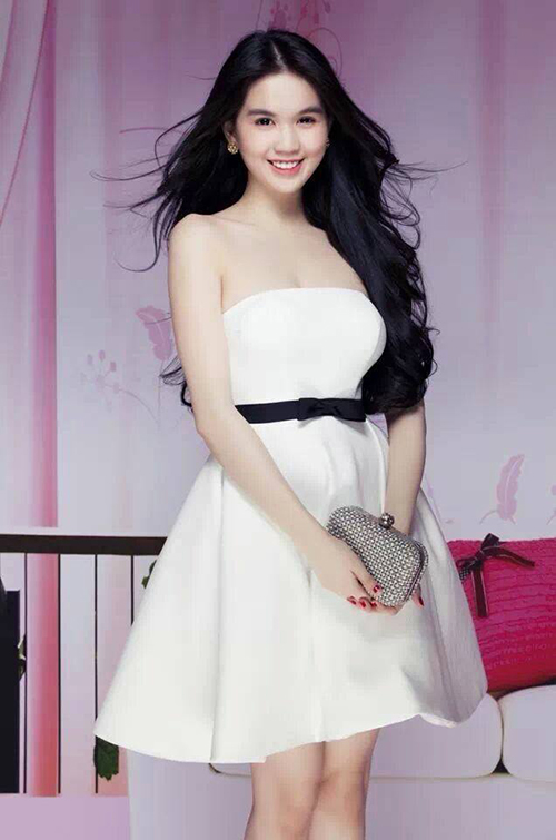 Nữ hoàng nội y tự tin khoe nước da trắng ngắn trong chiếc đầm cúp ngực dáng xòe với điểm nhấn đường thắt đai ngang eo gam đen nổi bật.
