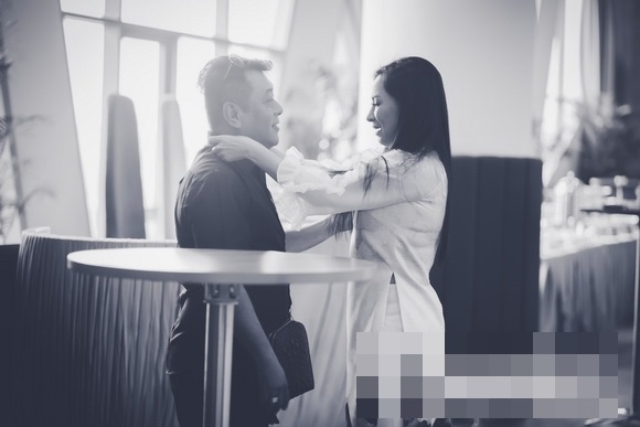 Loạt ảnh tình tứ của Phi Nhung và NTM tóc Tuấn Hà Lan