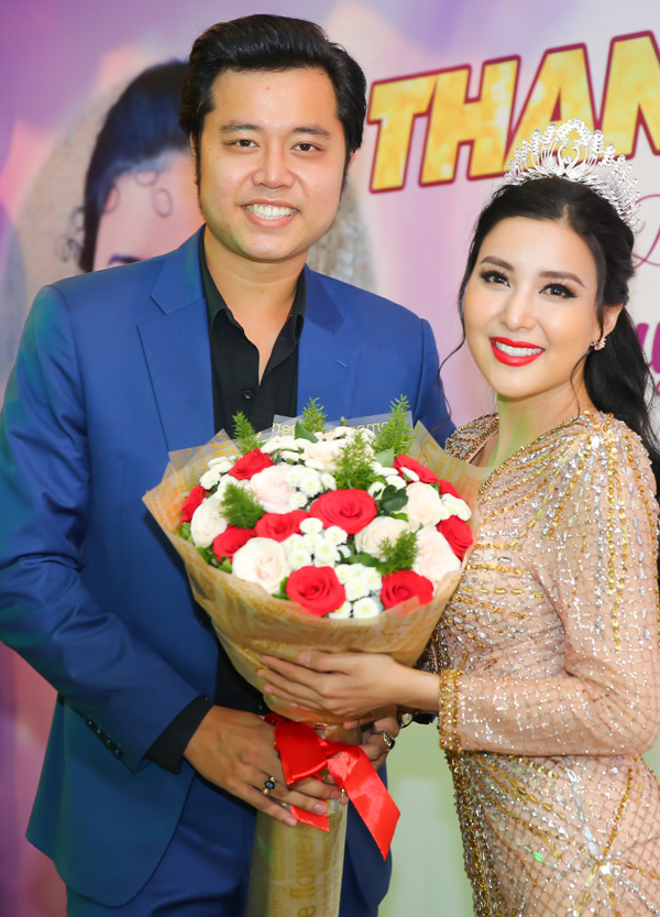 Trong một sự kiện mới đây, Vũ Hoàng Việt diện Shbet999 com đăng nhập vest lịch lãm, ôm hoa tới chúc mừng diễn viên Băng Khuê nhân dịp sinh nhật. Tại đây, anh cho biết, 'Yvonne không muốn kết hôn nên chủ động chia tay. Cô ấy khuyên tôi nên tìm người khác, lập Shbet111 slot, casino, thể thao, xổ số rồi sinh con đẻ cái. Gần một năm nay, tôi cũng thử hẹn hò nhưng không thấy có thể gắn bó với ai. Hiện tôi vẫn độc thân, Shbet16 chơi game trực tuyến cũng khá thoải mái nhờ nghề kinh doanh, môi giới bất động sản