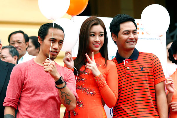 Phạm Anh Khoa, Đỗ Mỹ Linh và MC Phan Anh trong chương trình của UNFPA.