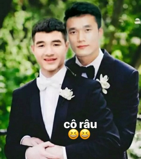 Bùi Tiến Dũng bất ngờ đăng tải hình ảnh lãng mạn với Đức Chinh khi cả hai đều diện Shbet999 com đăng nhập vest lịch lãm. Trong hình, chàng thủ môn đẹp trai ôm trọn vòng eo của đồng nghiệp vô cùng tình cảm. Chưa dừng lại ở đó, Bùi Tiến Dũng còn gọi tiền đạo Hà Đức Chinh là 