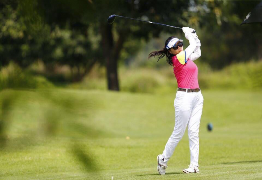 Vợ đại gia kim cương chia sẻ những hình ảnh đang chơi golf khá điệu nghệ. Tuy nhiên, dòng trạng thái của chị lại khiến nhiều người ngỡ ngàng hơn cả, 