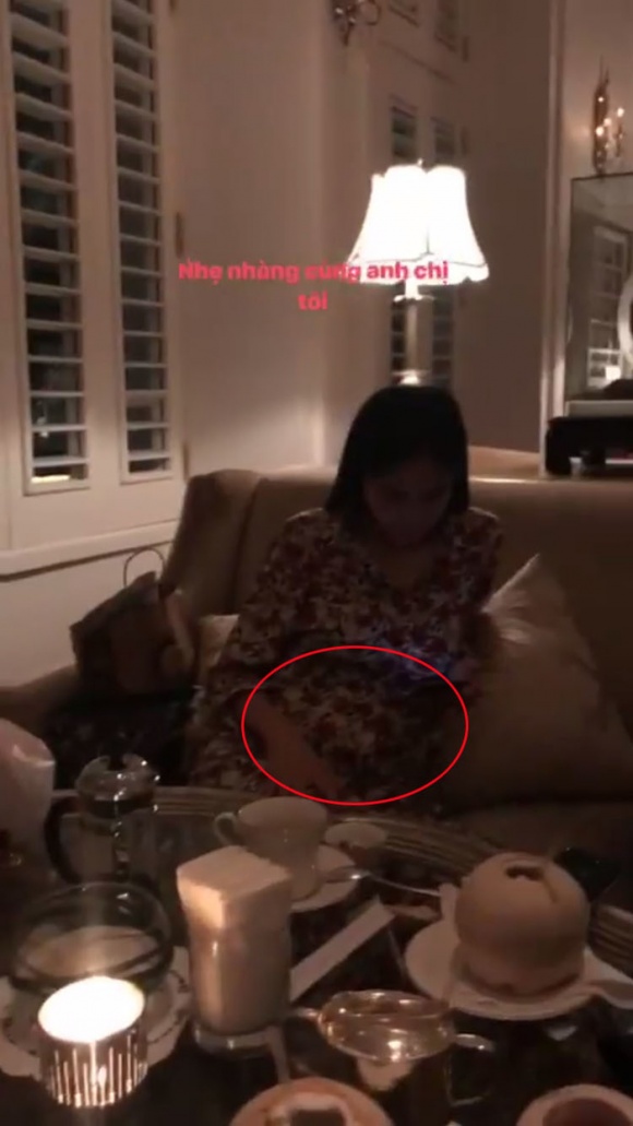 Trong đoạn clip mới đây, cư dân mạng lại thấy vòng hai của ca sĩ Thủy Tiên - bà xã Công Vinh lớn bất thường nên cho rằng nữ ca sĩ đang mang bầu lần hai. Tuy nhiên, một số ý kiến lại cho rằng có lẽ do chiếc váy hoa phồng lên khi ngồi nên nhiều người mới hiểu lầm chứ không có chuyện mang thai.