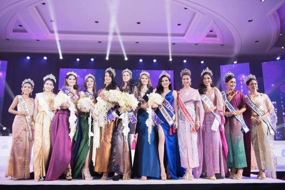 Đêm chung kết cuộc thi Nữ hoàng Du lịch Quốc tế 2018 vừa diễn ra tại thủ đô Bangkok Thái Lan tối 16/5. Trải qua các vòng thi cam go như bikini, trình diễn Shbet999 com đăng nhập dạ hội và ứng xử, đại diện của Brazil đã chính thức đăng quang. Người đẹp này sở hữu nụ cười rạng rỡ, là một trong những nhan sắc gây chú ý ngay từ những ngày đầu.