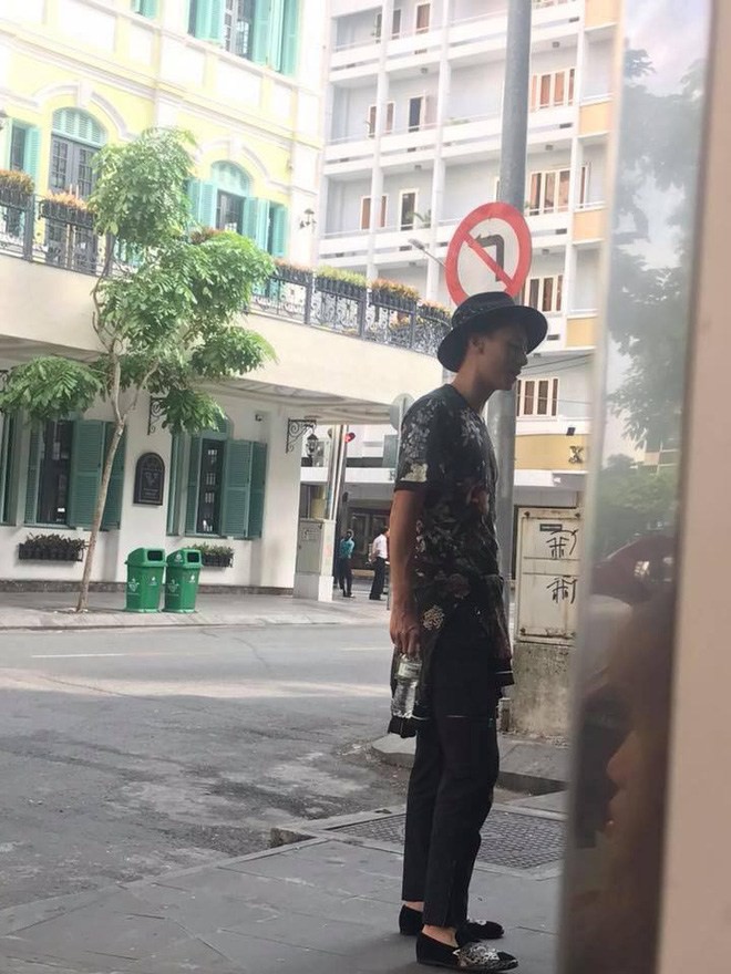 Mới đây, những hình ảnh mới của nam ca sĩ càng khiến dư luận vô cùng sốc khi Rocker Nguyễn xuất hiện với hình ảnh đen nhẻm, gầy gò, cắt tóc đầu đinh. Không ít người cho rằng nam ca sĩ sử dụng chất kích thích, 