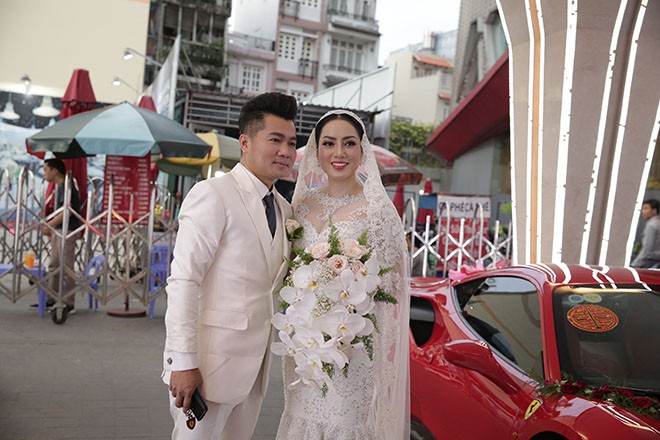 Chiều 17/5, Lâm Vũ tổ chức hôn lễ hoành tráng với vợ Việt kiều tên Huỳnh Tiên cùng sự chúc phúc của đông đảo người thân, bạn bè. Lâm Vũ từ nhà riêng ở quận 1 TP HCM đã lái siêu xe Ferrari 488 GTB giá 15 tỷ đồng để đi đón dâu.