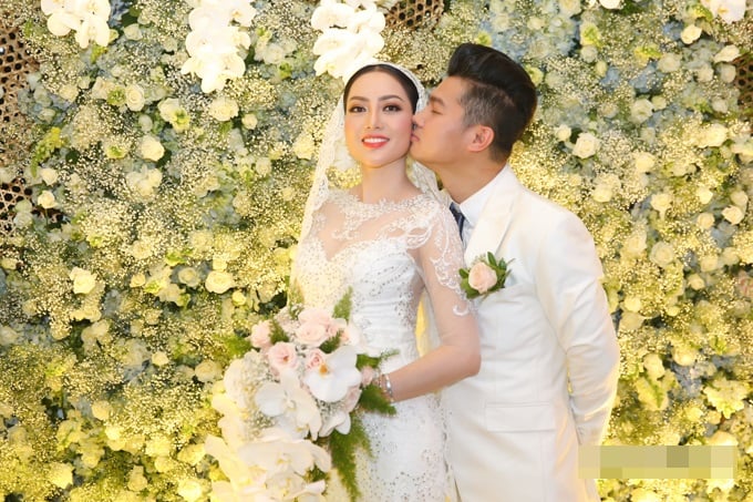 Lâm Vũ không ngại ngần hôn má vợ yêu trong khi cả hai đứng đón khách.