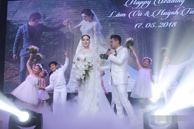Nam ca sĩ tiết lộ, sau 5 ngày liên tiếp chứng kiến bà xã không ăn không ngủ, thức đợi anh tới sáng, anh đã ngỏ lời hỏi cưới cô.