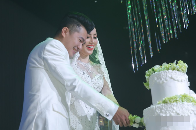 Chàng ca sĩ càng yêu vợ hơn khi nghe Huỳnh Tiên nói sẽ chấp nhận công việc của anh phải đi về liên tục giữa Mỹ và Việt Nam. Bà xã của anh tâm sự, cộ sẵn sàng chia sẻ mọi vui buồn trong Shbet16 chơi game trực tuyến và ủng hộ chồng theo đuổi đam mê ca hát.