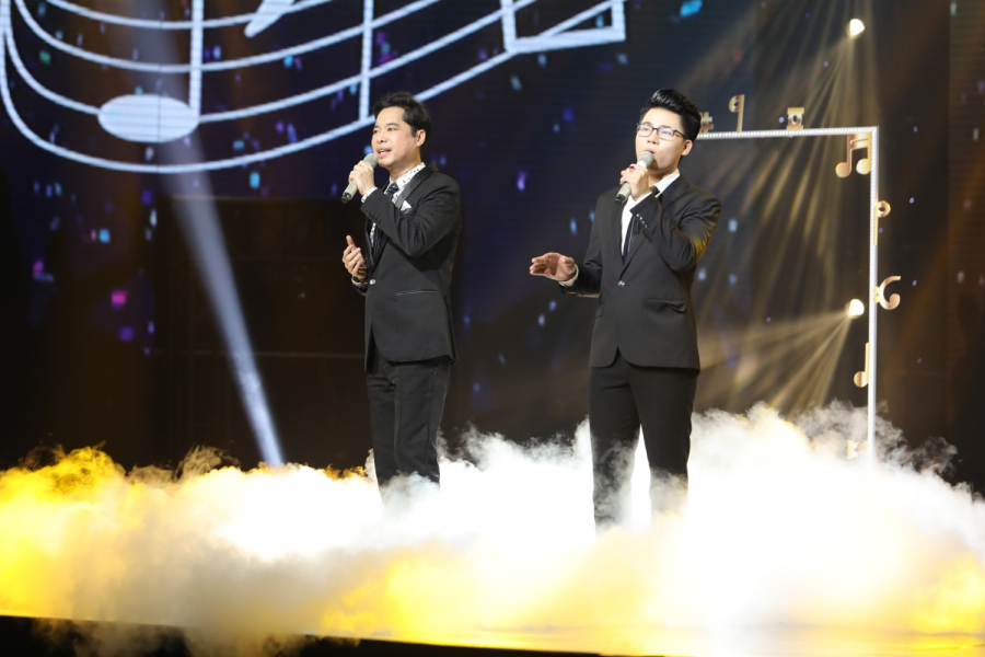 Duy Cường và HLV Ngọc Sơn trong phần thi song ca