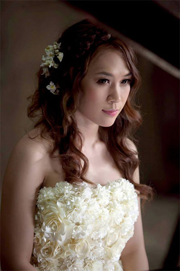 Trước ồn ào kết hôn vào tháng 5 này, Mỹ Tâm cho biết, nếu thật sự lấy chồng, chắc chắn cô sẽ viết tâm thư công khai cho tất cả bạn bè, khán giả và người thân xung quanh của mình biết tin. Kết hôn là chuyện vui mà, sao phải im lặng hay giấu giếm mọi người.