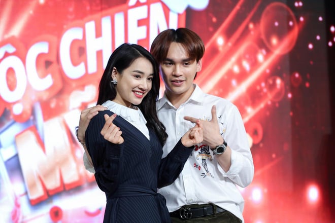 Khi MC Phí Linh khám phá tủ lạnh nhà Trung Quân thì mọi người đều hết sức ngạc nhiên vì trong tủ lạnh có hộp chứa một chiếc nhẫn to bằng sứ. Trước sự thắc mắc của nhiều người Nguyễn Trần Trung Quân cho biết đây chính là chiếc nhẫn anh dành tặng cho người mình yêu. Ngay lập tức anh lao thẳng về phía Nhã Phương “Em phải làm ngay, không thể chờ đợi thêm nữa”, nam ca sĩ nói.