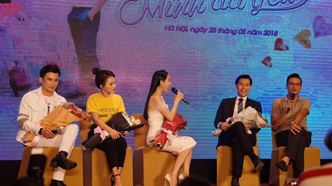 Nhan Phúc Vinh kể thêm, thời điểm anh tham gia phim điện ảnh đề tài thể thao “11 niềm hy vọng” nhưng khán giả chỉ quan tâm tới chuyện riêng khiến diễn viên này tủi thân. Vì vậy, gặp Nhã Phương tại Hà Nội, anh đã né, thậm chí khi ngồi trên sân khấu giữ khoảng cách. Anh “dọa” sau đợt này block số của cô bạn để đỡ phiền.