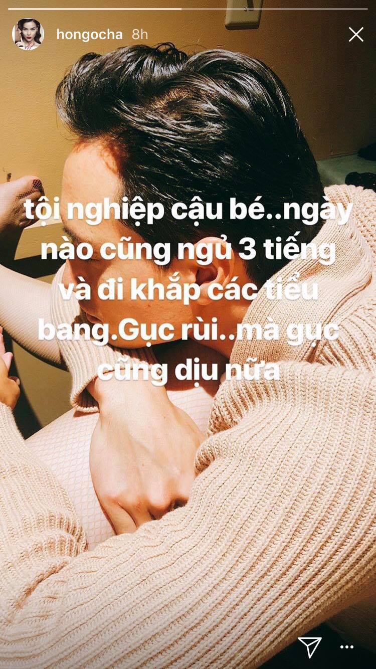 Hồ Ngọc Hà bất ngờ đăng tải hình ảnh Kim Lý ngủ gục trên đùi cô cùng dòng trạng thái đậm chất ngôn tình, 