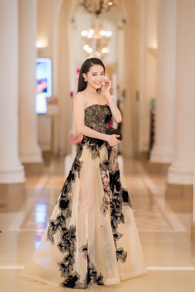 Khi có thêm ê-kíp hỗ trợ, gu thời trang của Nhã Phương dường như được nâng cấp hơn với nhiều Shbet999 com đăng nhập cao cấp cho tới phụ kiện nữ trang tiền tỷ. Thế nhưng, nữ diễn viên cho rằng cô chưa có đủ khả năng Shbet800 tải ứng dụng để mua cho mình những bộ Shbet111 kèo cá cược world cup đắt tiền như vậy, tất cả là nhờ stylist lo liệu cho cô hết. Họ tư vấn và đi mượn cho cô đủ thứ mỗi khi xuất hiện tại sự kiện từ Shbet999 com đăng nhập cho tới giày dép, phụ kiện…