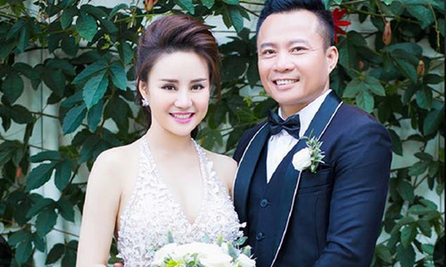 Thời gian qua, Vy Oanh từng khiến nhiều người không khỏi bất ngờ khi bị một tài khoản facebook tố là người thứ ba, cướp hạnh phúc của người khác. Sau đó, cả Vy Oanh và chồng doanh nhân là Lê Thiện đều lên tiếng phủ nhận những thông tin kia.