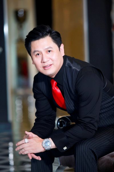 Bạn trai Hoa hậu Phạm Hương - Bobby Trần