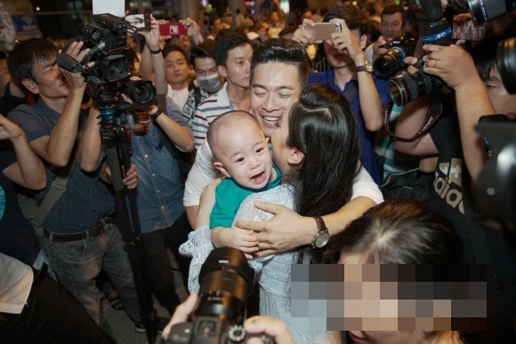 Quốc Cơ hạnh phúc khi gặp lại vợ và con trai.