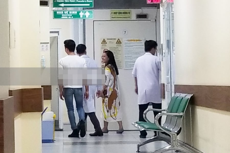  Sau khi thể hiện một số động tác khởi động như chống đẩy, nâng đỡ, giữ thăng bằng cơ bản, Quốc Nghiệp bất ngờ cởi áo, khoe hình thể 6 múi khiến các giám khảo và khán giả phấn khích. 