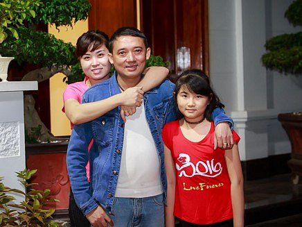 Chiến Thắng và vợ ba cùng con riêng của anh.