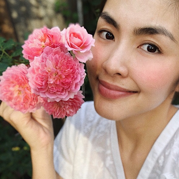 Dù không chải chuốt son phấn nhưng Tăng Thanh Hà vẫn ghi điểm tuyệt đối với hàng lông mày đậm tự nhiên, ánh mắt dịu dàng biết nói, sống mũi thẳng tắp, nụ cười tươi tắn và khung hàm V-line thanh tú, gợi cảm. Bà mẹ hai con dường như càng trở nên đẹp hơn trong những giây phút mộc mạc thế này.