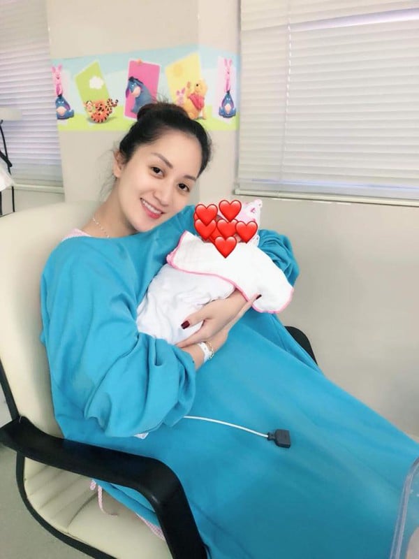 Khánh Thi và con gái cưng