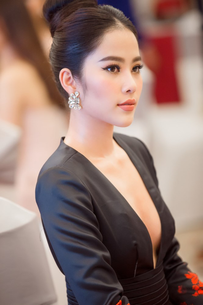Nam Em bất ngờ đăng tải đoạn clip dài chừng hơn 30 giây ghi lại khoảnh khắc cô chơi đàn tỳ bà, ngẫu hứng sáng tác ca khúc 