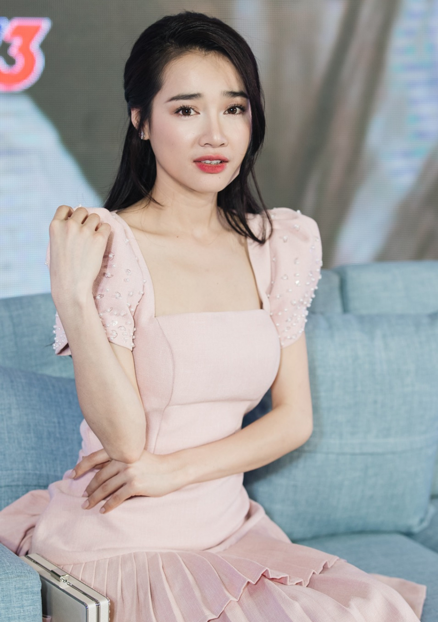 Sau lần say rượu và ngủ chung giường với người yêu cũ, Hạ (Nhã Phương) không biết đối diện với mọi người thế nào...