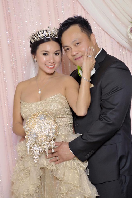 Y Phụng hạnh phúc trong ngày cưới