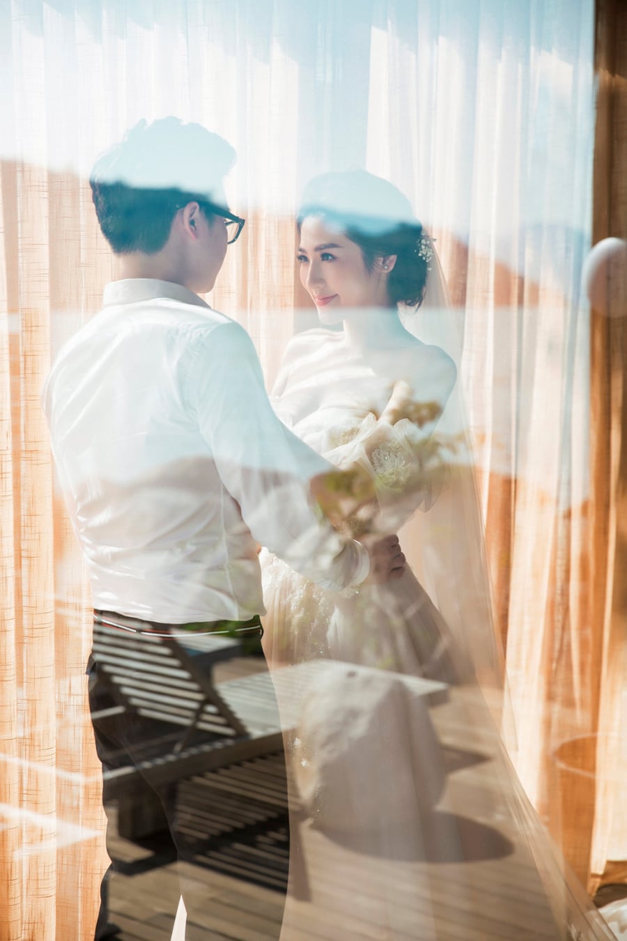 Trước đó, chia sẻ trước hôn lễ, Tú Anh bày tỏ, “Ít ngày nữa thôi, Tú Anh sẽ bước sang một trang mới, một hành trình mới rất khác với những ngày đã qua trong cuộc đời. Một hành trình mà ở đó luôn có một người đàn ông sẽ luôn che chở và cùng Tú Anh nắm tay bước đi hết quãng đời còn lại