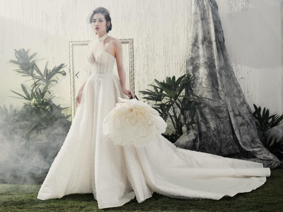 Được biết, chàng trai này có tên là Gia Lộc, kém Á hậu Tú Anh 1 tuổi và đang công tác trong ngành xây dựng.