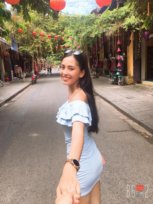 Mới đây, cư dân mạng đã phát hiện ra một bức ảnh đời thường của cô chụp tại Hội An và được chụp theo phong cách 