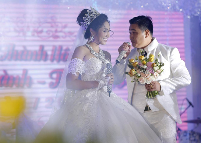 Cô dâu - chú rể trổ tài ca hát trong tiệc cưới.