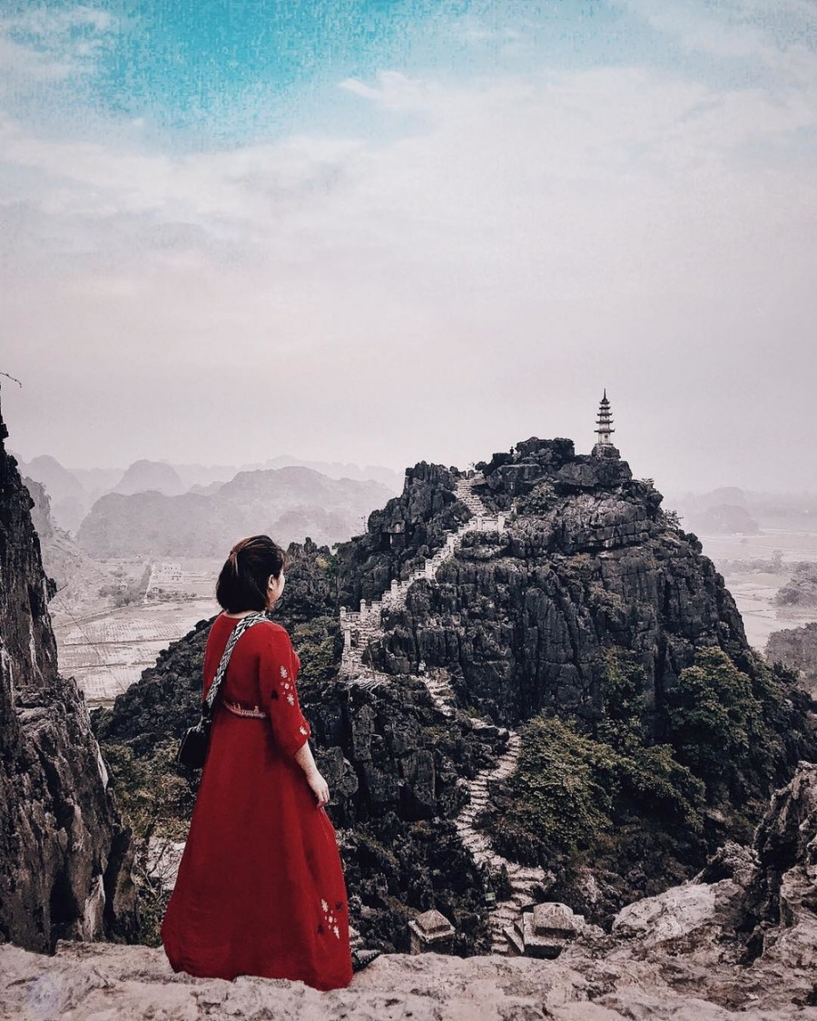 Tọa lạc ngay dưới chân núi Múa thuộc địa phận thôn Khê Đầu Hạ, xã Ninh Xuân, Hoa Lư, Ninh Bình, Hang Múa luôn được khách du lịch ưu ái cho những biệt danh mỹ miều khi miêu tả về nét đẹp.