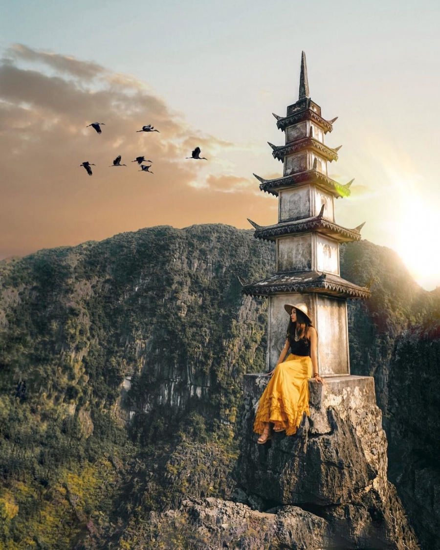 Du khách thường vượt từng bậc thang lên đến đỉnh để được tận hưởng không gian trong lành, thu trọn vào tầm mắt toàn cảnh danh thắng Tràng An đến cả bạn bè quốc tế cũng phải tấm tắc khen ngợi.