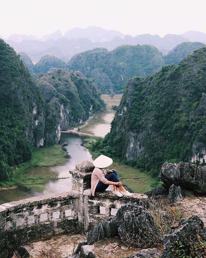 Hang Múa là địa điểm du lịch đẹp nhất trên vùng đất Ninh Bình mà bất kì bạn trẻ nào cũng không thể bỏ lỡ trong chuyến đi của mình.