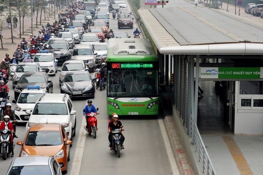 ha-noi-bat-ngo-de-xuat-cho-xe-di-vao-lan-brt